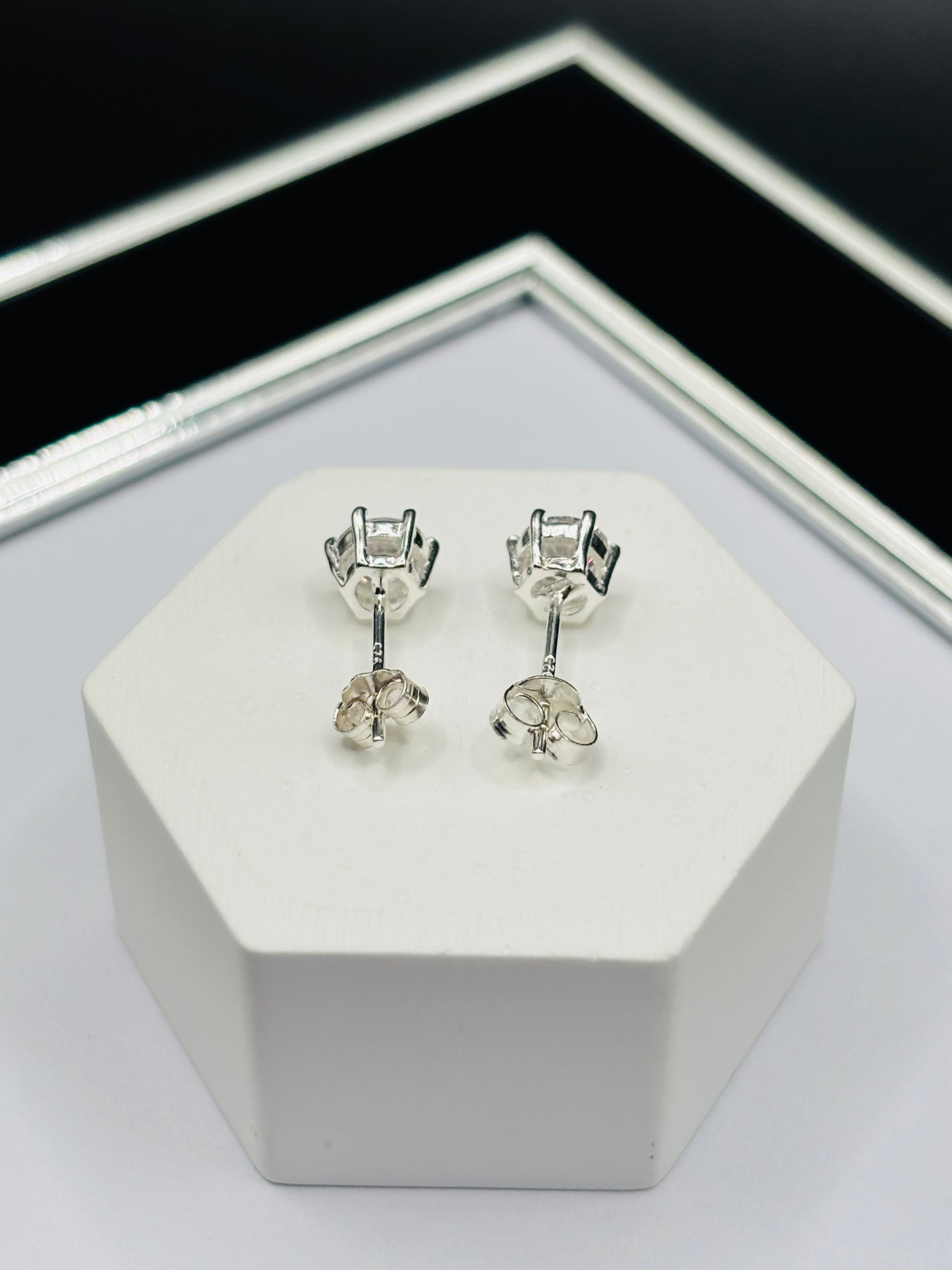 S925 Silver Round Stone Earrings 5.4 mm