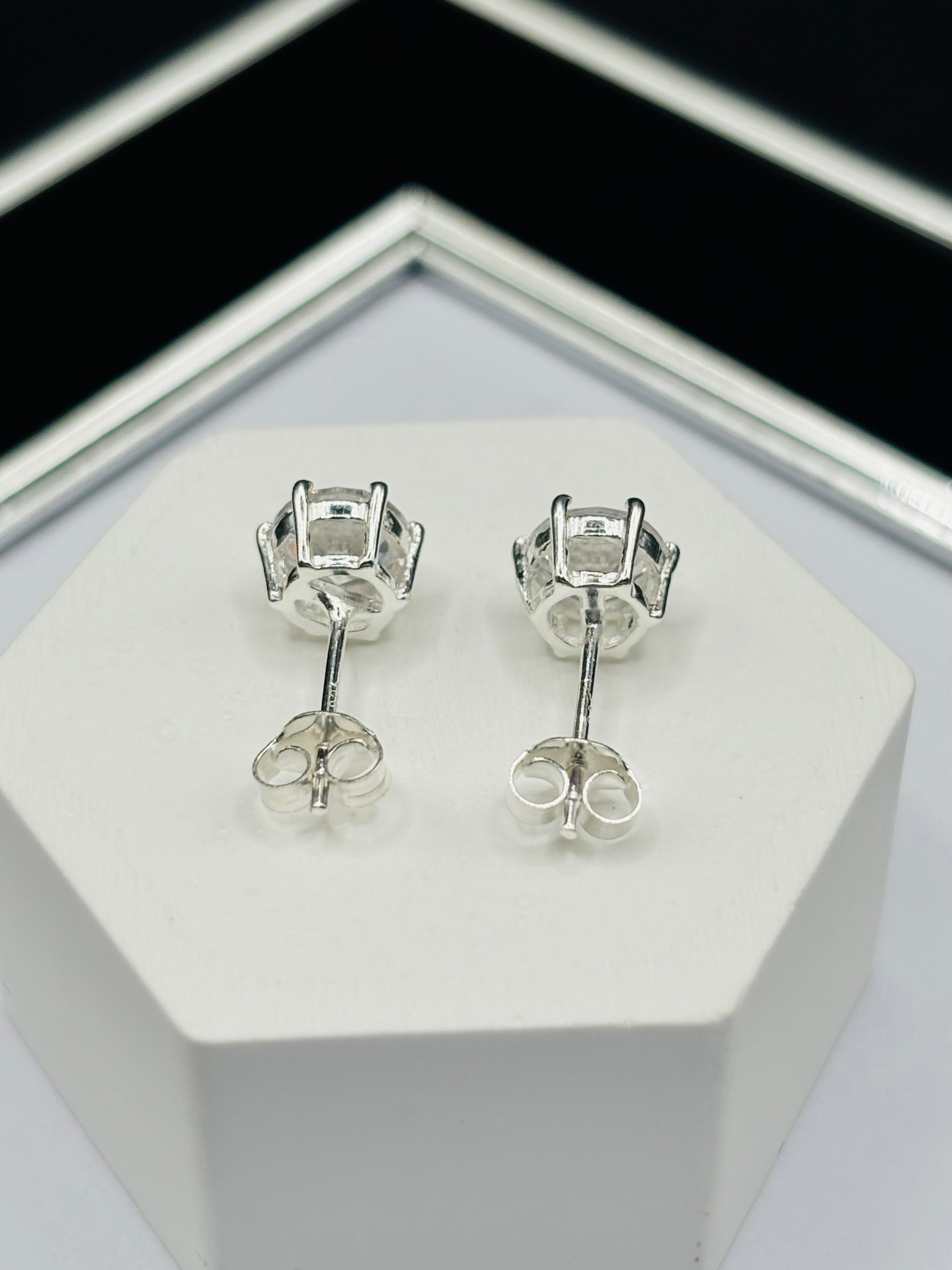 S925 Silver Round Stone Earrings 6.6 mm